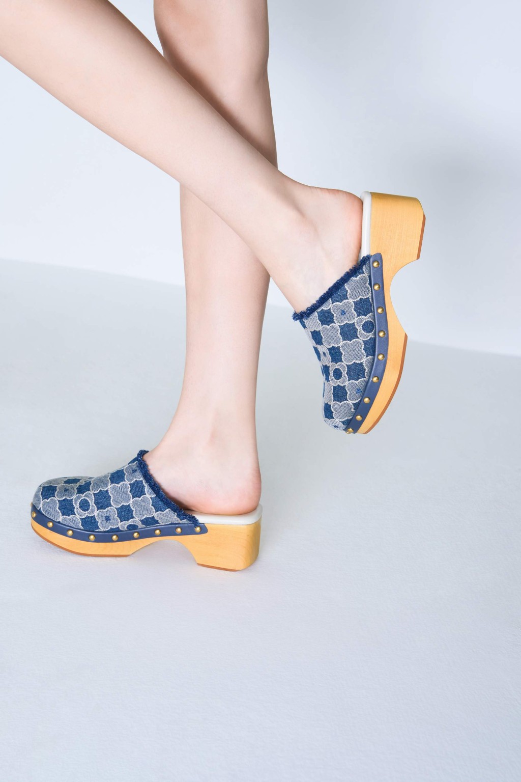 木屐/$1,798,設計結合西洋棋的雙色底座與刺繡出四葉草剪影,飾以流蘇及窩釘細節,展現Chunky型格。