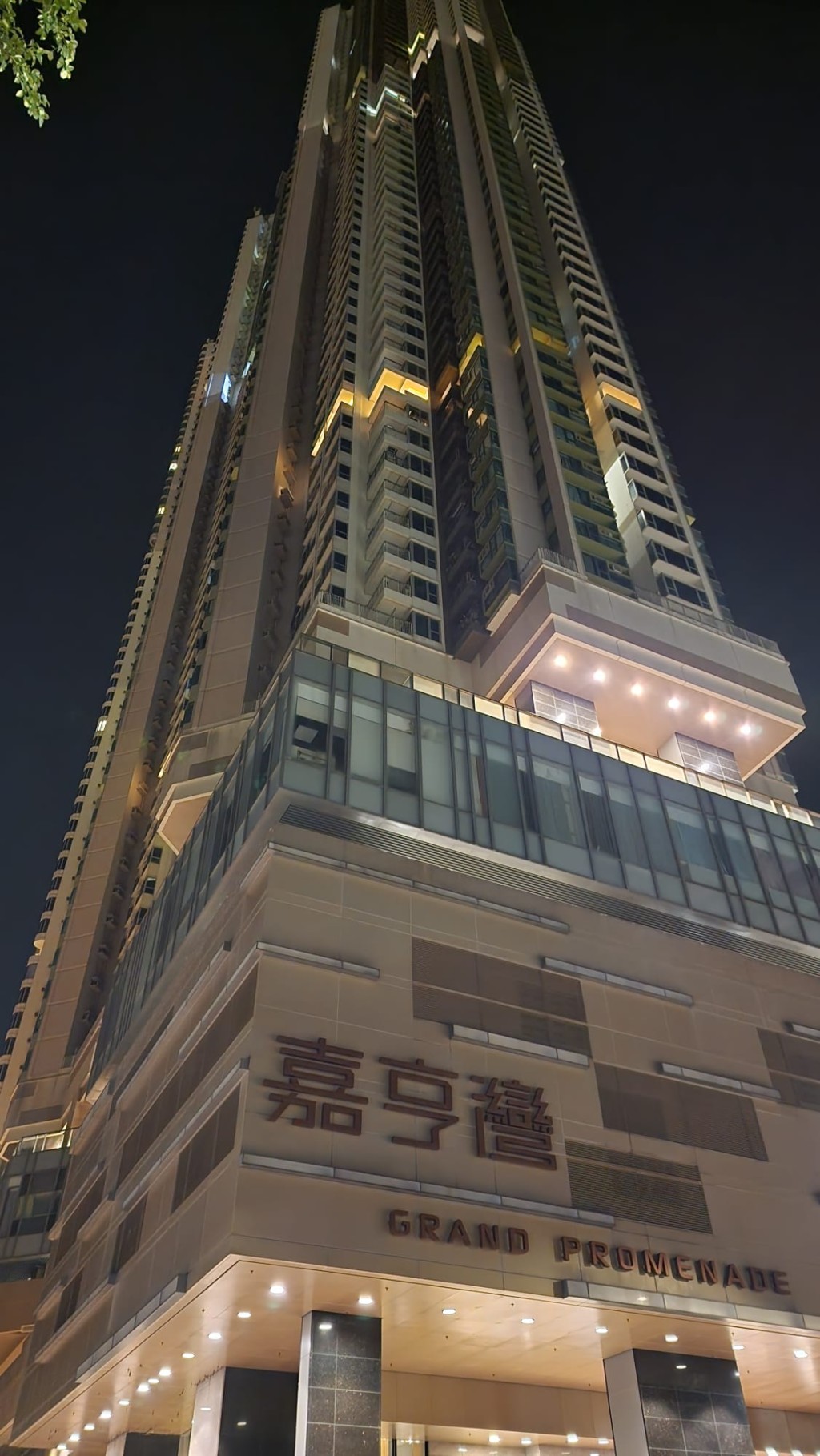 今日(15日)凌晨2時41分,警方接獲西灣河太康街38號嘉亨灣的保安員報案,指發現一名女子倒臥在大廈對開地面,懷疑從高處墮下。黎志偉攝 今日(15日)凌晨2時41分,警方接獲西灣河太康街38號嘉亨灣的保安員報案,指發現一名女子倒臥在大廈對開地面,懷疑從高處墮下。黎志偉攝