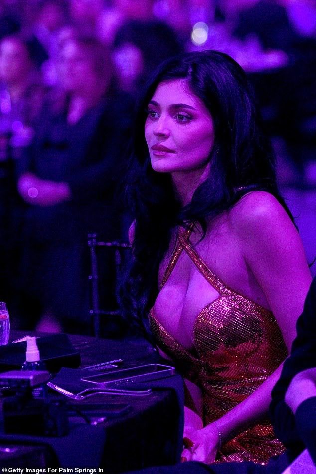 Kylie Jenner谷胸撐男友添麥菲。 Kylie Jenner谷胸撐男友添麥菲。