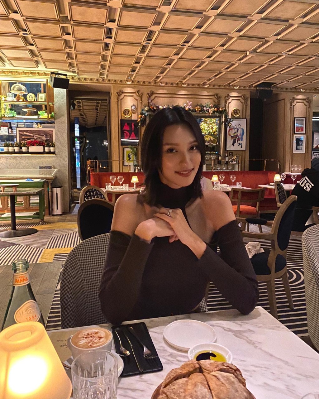 王丹妮晒迷人鎖骨,慶祝結婚1周年。