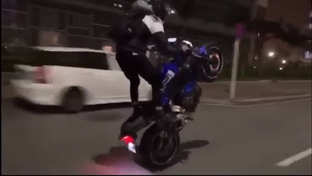 澳門一名男子駕駛重型電單車時彈頭單輪駕駛。影片截圖