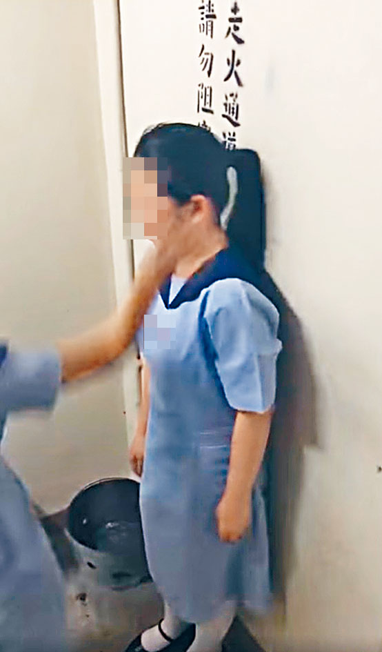 ■馬尾女生被同學掌摑左面頰。