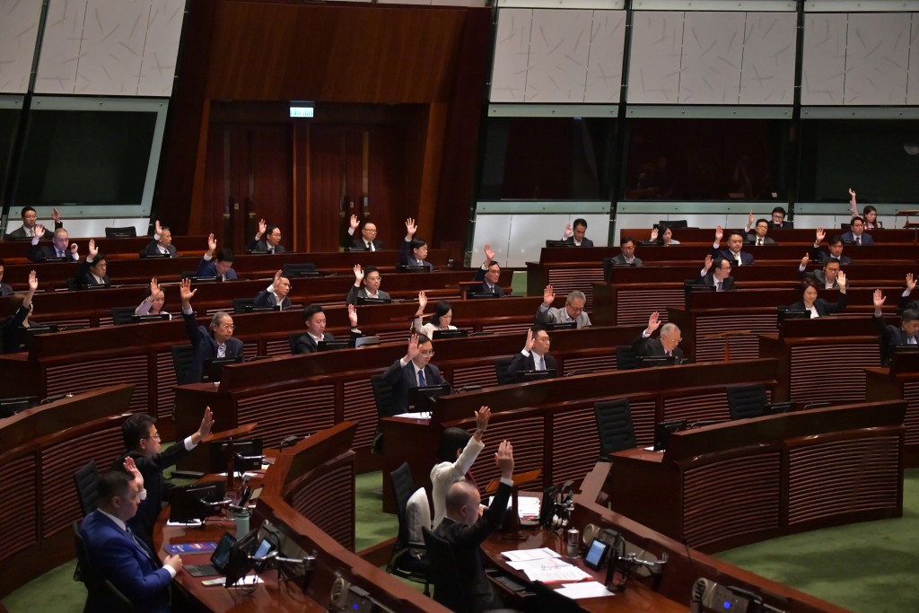 立法会《2023年香港中文大学(修订)条例草案》三读通过。陈极彰摄