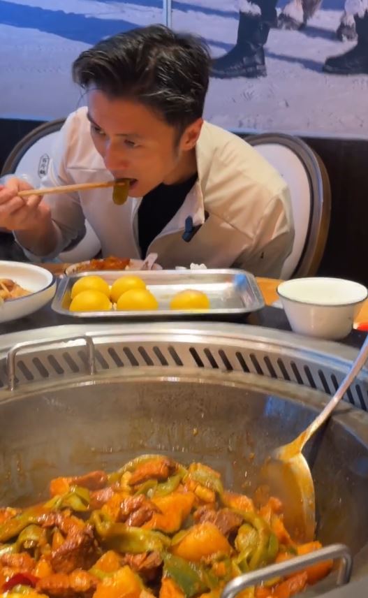 謝霆鋒在哈爾濱品嚐當地美食。微博