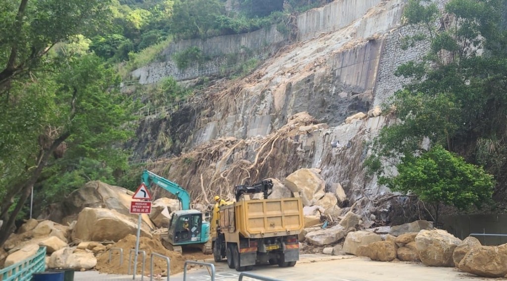 路政署承建商至今已清理150噸覆蓋耀興道行車道的泥石。林世雄網誌圖片