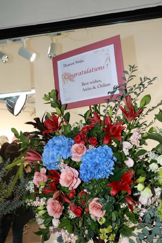 袁詠儀、張智霖送花籃恭賀。 袁詠儀、張智霖送花籃恭賀。