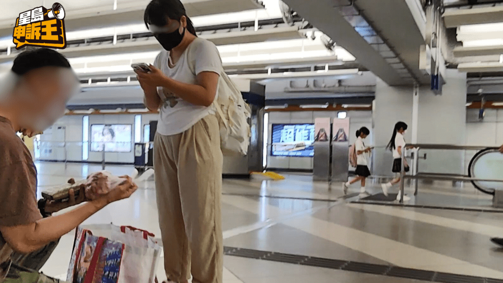 內地代購相約客人在港鐵站交收鮮雞及排骨。