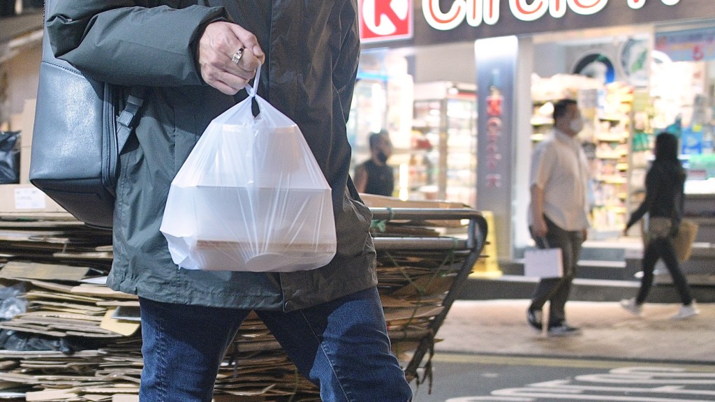 調查指，逾7成市民贊成膠袋徵費增至2元或以上。資料圖片