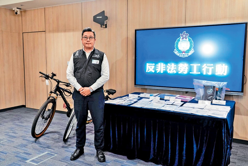 入境處特遣隊副指揮官李烱超交代一連8日在全港多區展開反非法勞工行動案情。