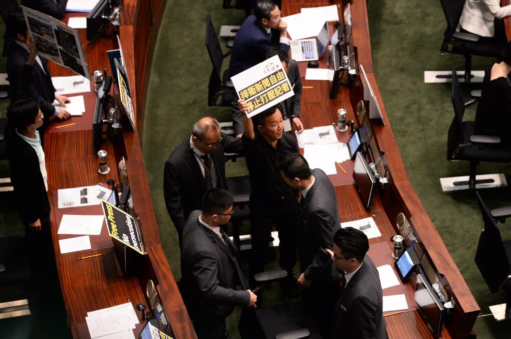 有民主派议员高呼口号，被赶离场。