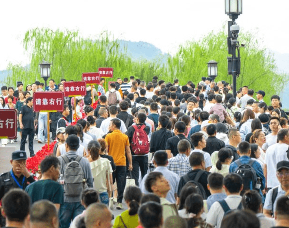 西湖斷橋遊人如織。