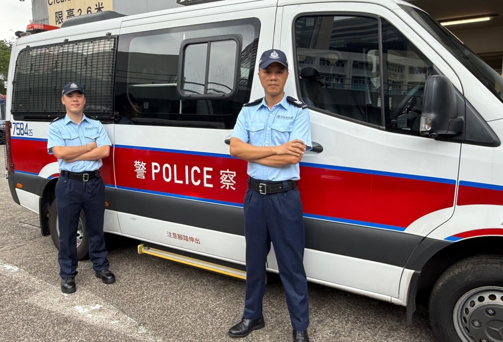 警长钟肇恒（左）及警长郭凯杰（右）去年休班期间，合力控制一名情绪失控的持刀男子，保障社区和市民安全。