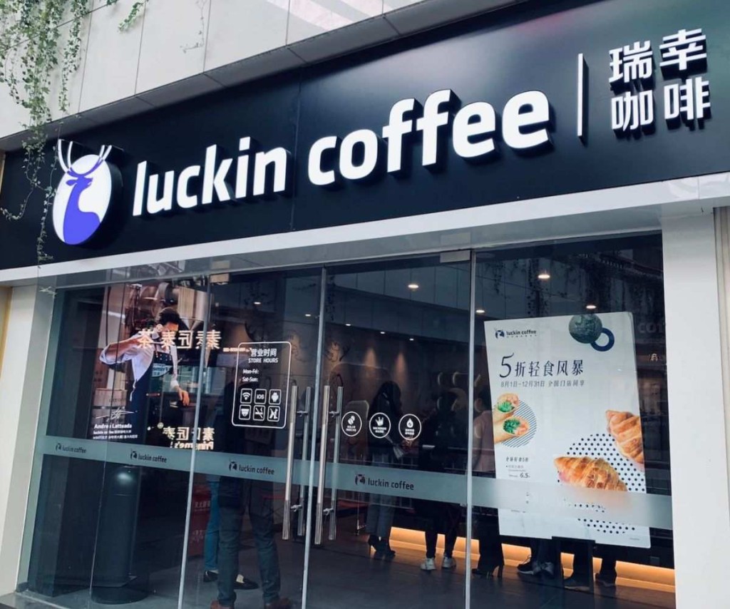 目前瑞幸已遠超星巴克，晉身為內地最大的連鎖咖啡品牌。