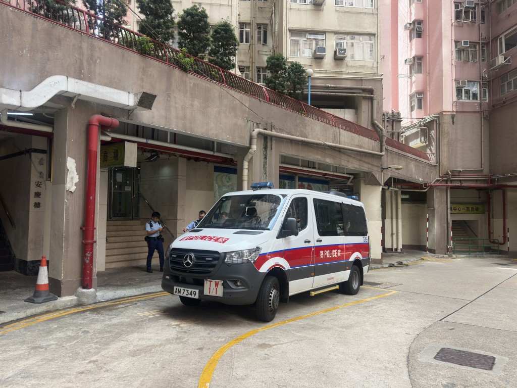 警方到場調查。 警方到場調查。