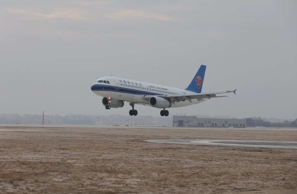 首架降落在白雲機場第四跑道的飛機。（中新社）