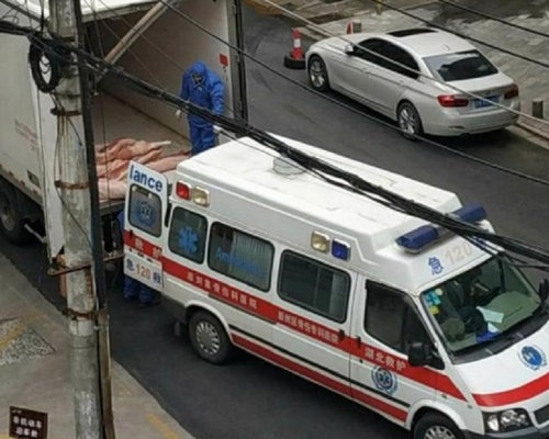 網民繼續踢爆武漢有社區用救護車、回收車運送居民食品。網圖