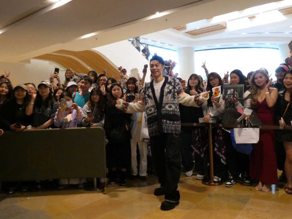 他为购买了相集及获派发筹的500名粉丝签名。