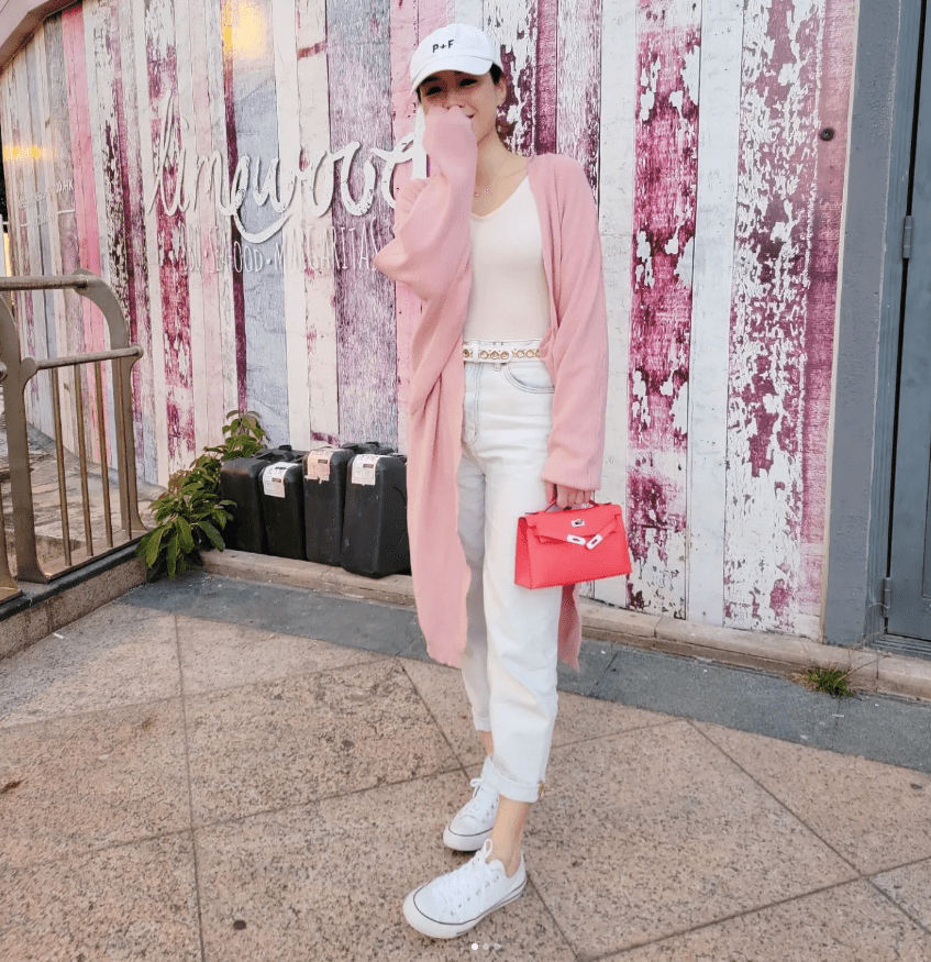 陈茵媺爱用手袋衬衫，粉红色的Hermès Mini Kelly手袋，好衬呀！