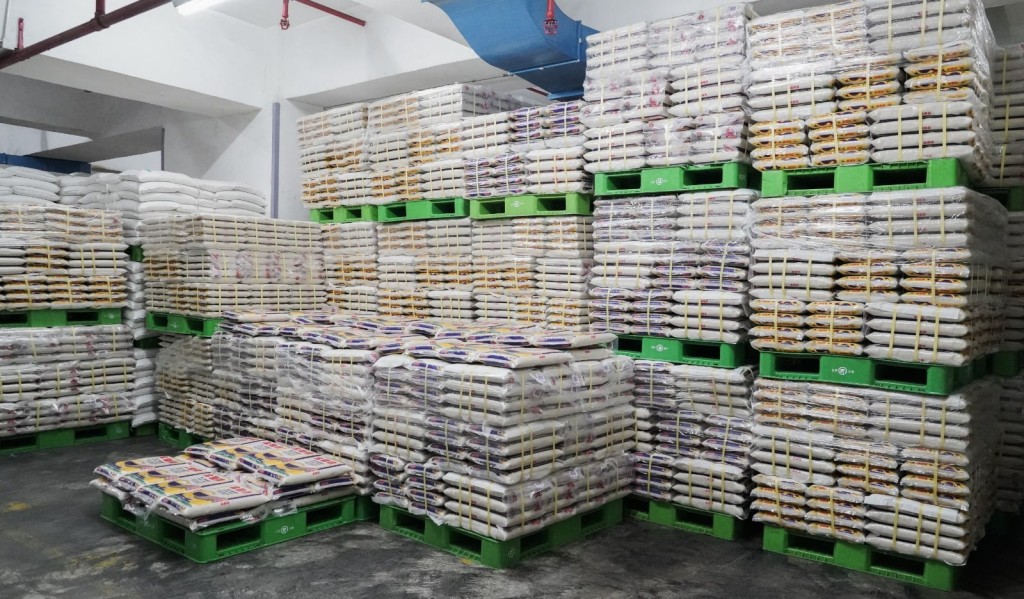 金源米業的米倉存貨充裕。林健鋒fb圖片