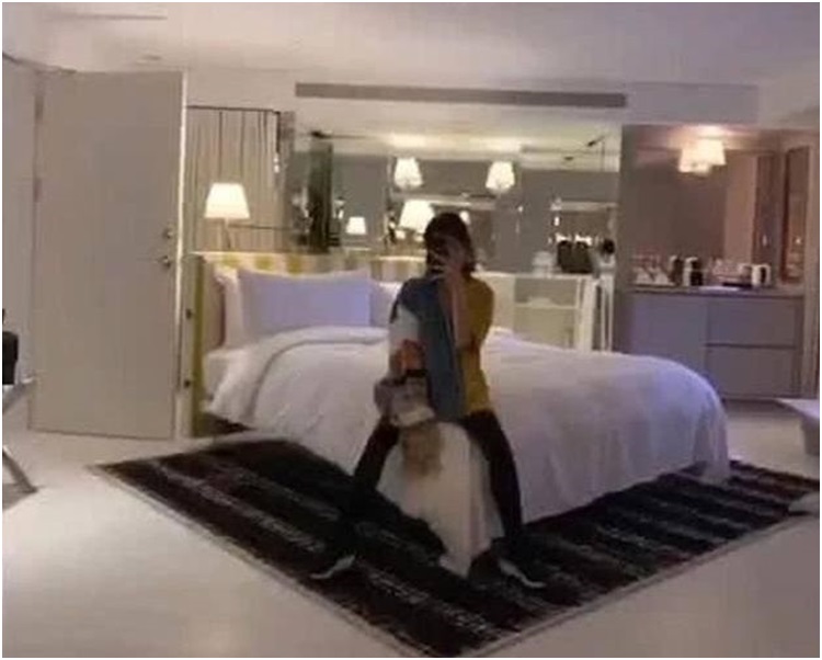 李嫣坐係床上擘大腳自拍。網圖