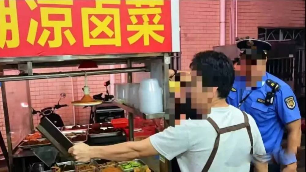 深圳攤販擸菜刀恐嚇執法人員，被行拘5日。 