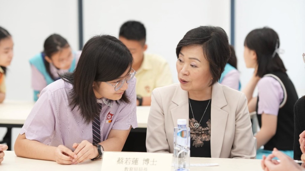 教育局局長蔡若蓮到培僑書院參與「五四運動」學生論壇,與學生共同探討「五四精神」與當代青年發展的關係。蔡若蓮Facebook