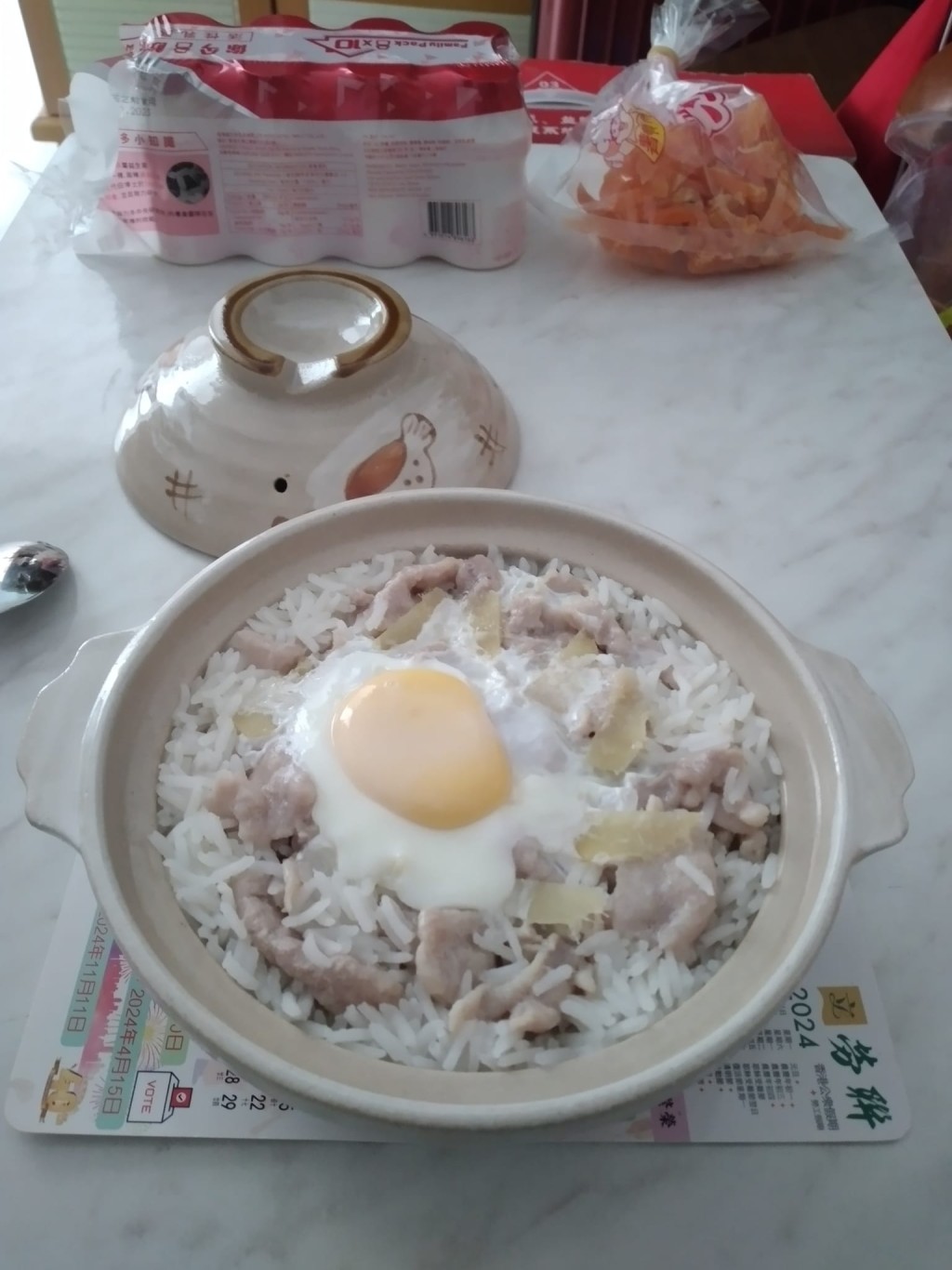 猪肉片 太阳蛋 煲仔饭（图片来源：Facebook@香港茶餐厅及美食关注组）