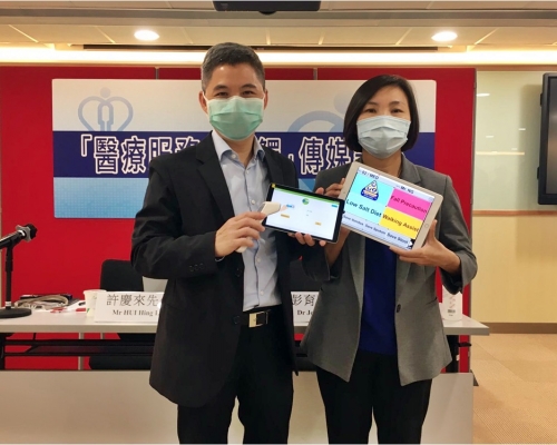 醫管局資訊科技及醫療信息部總系統經理許慶來(左)及總行政經理彭育華(右)。