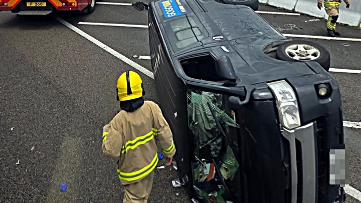 客貨車自炒翻側。讀者提供