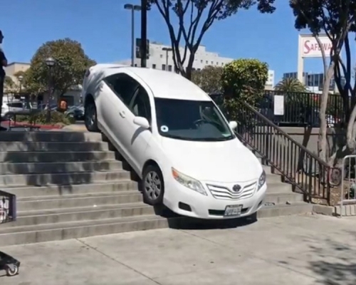 發生意外的是一輛白色Toyota Camry。網圖