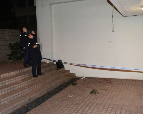 警方封鎖現場調查,檢獲一個背包。 丁志雄攝