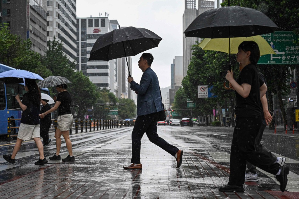 南韓氣象廳指出，梅雨鋒面仍持續影響中部地區。法新社