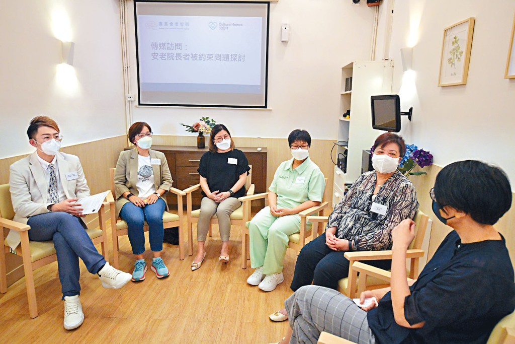 崔志文(左)表示,曾有「被綁」的老人家向他求助。