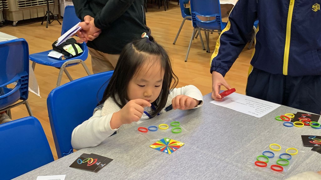 學校舉辦「幼稚園智力運動會」,邀請家長與幼兒親身體驗桌遊,從玩樂中認識學習的多元可能。(圖:霍楚暉) 學校舉辦「幼稚園智力運動會」,邀請家長與幼兒親身體驗桌遊,從玩樂中認識學習的多元可能。(圖:霍楚暉)