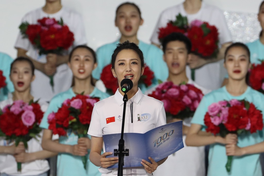 北京2022年冬奥会，佟丽娅在活动现场宣读《奉献冬奥·圆梦未来》倡议。 新华社