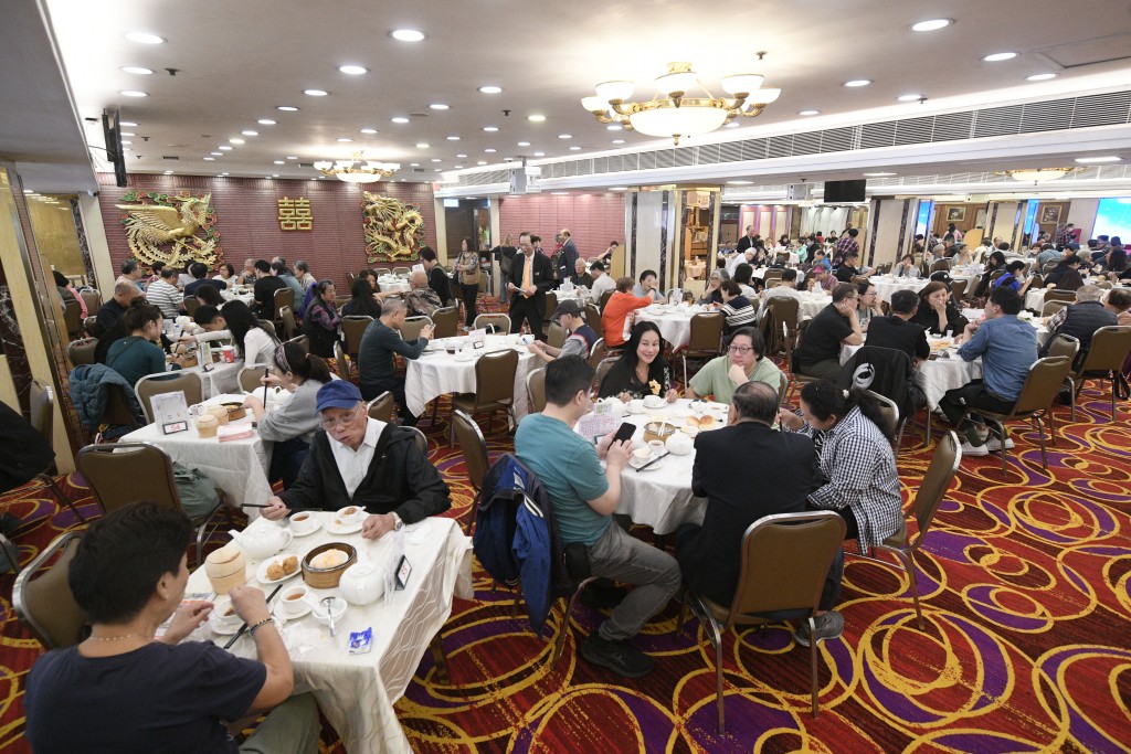 不少市民趁冬至與家人親友外出聚餐。 不少市民趁冬至與家人親友外出聚餐。