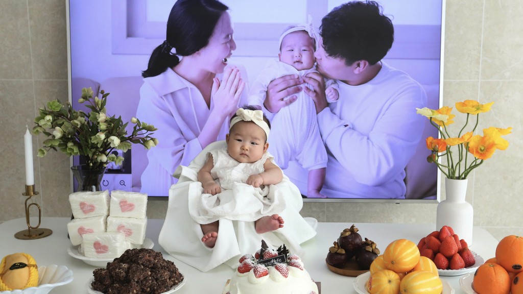 首尔一对父母为宝宝庆祝出生100天。 美联社