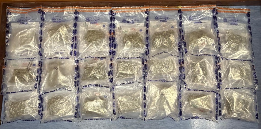 警方檢獲約5.7公斤懷疑大麻花,總市值約110萬元。 警方檢獲約5.7公斤懷疑大麻花,總市值約110萬元。