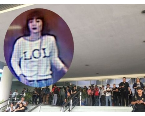 昨日被捕的女疑犯今日提堂大批記者到法庭守候。網圖