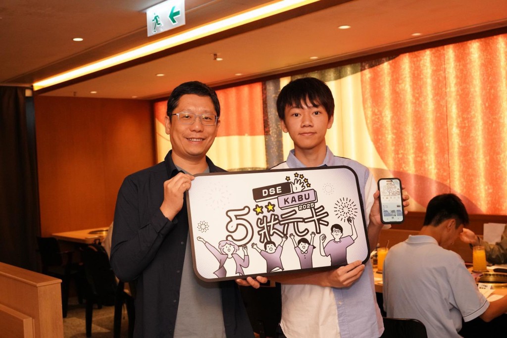 黃傑龍引述狀元們指,出國讀醫如果拿不到獎學金,以英國為例,每年只算學費都要100萬港元一年,醫科更要讀6年。黃傑龍FB圖片 黃傑龍引述狀元們指,出國讀醫如果拿不到獎學金,以英國為例,每年只算學費都要100萬港元一年,醫科更要讀6年。黃傑龍FB圖片