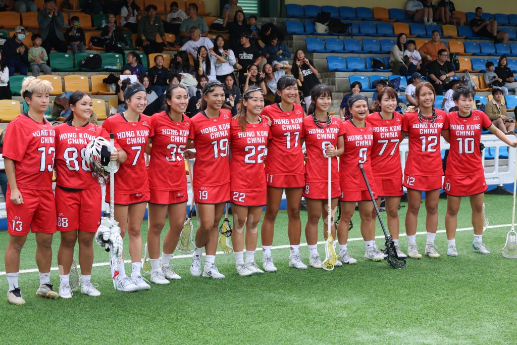 香港女子队赛后行去观众席向球迷致谢。徐嘉华摄