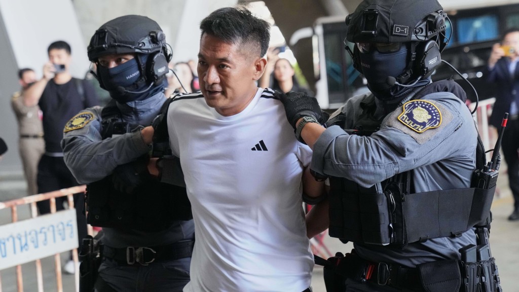 KK園區「揸fit人」佘智江被押送至曼谷機場，引渡回中國受審。 美聯社