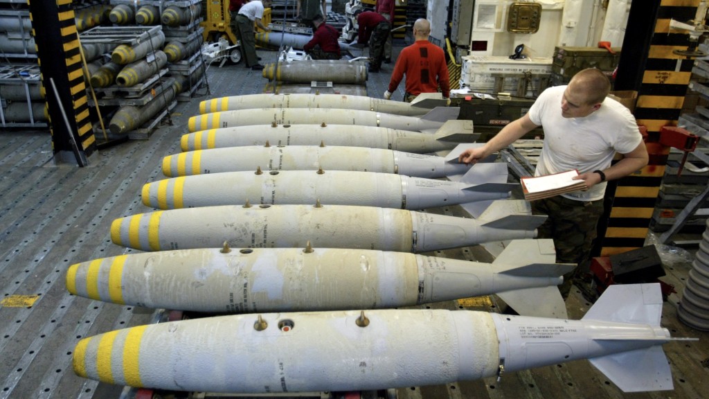 美國航空兵在航空母艦上的武器庫中組裝Mk-82炸彈。 路透社