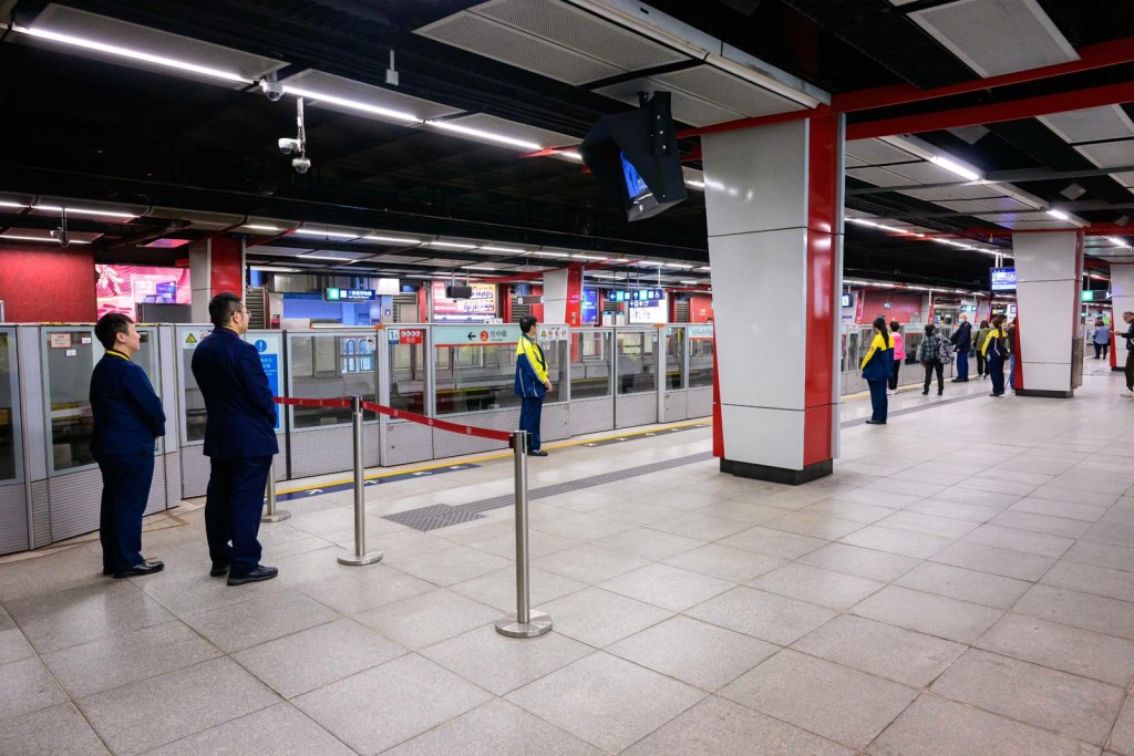 港鐵今日增派超過200位人員於荃灣綫沿綫候命及當值。港鐵圖片