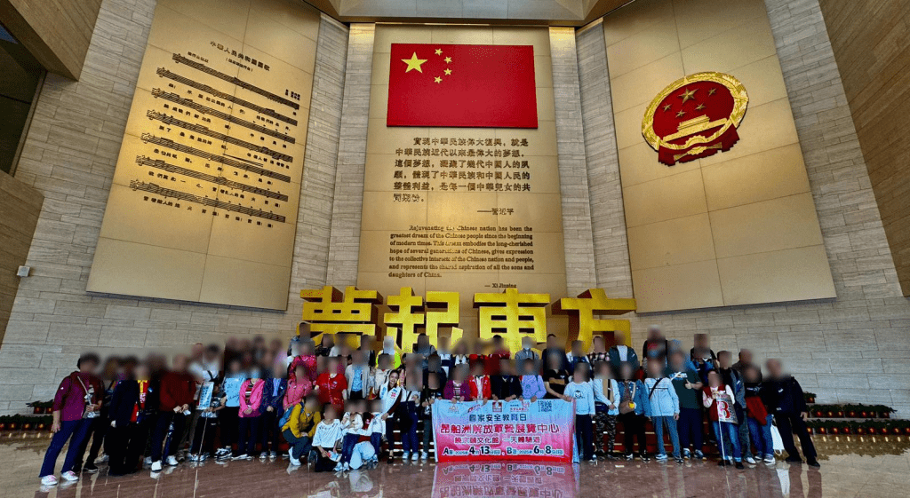 关爱队带领区内居民参观昂船洲解放军营展览中心。