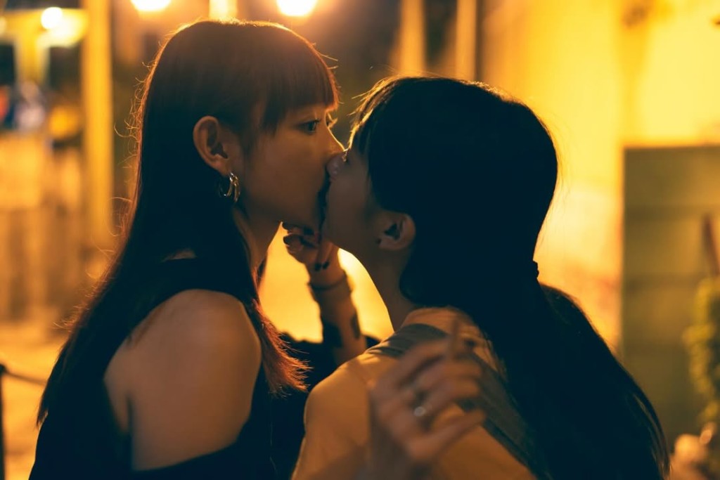許恩怡在《女孩不平凡》與Eliz有親熱戲。