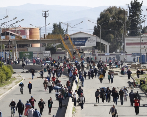 部分前總統莫拉萊斯的支持者堵塞道路，阻隔糧食運送，令首都拉巴斯開始出現糧食短缺問題。AP