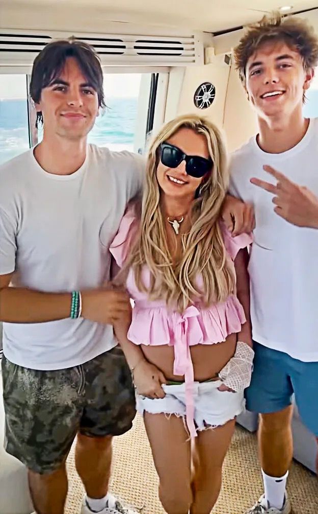日前有指Britney入住戒療所期間，兩子已進駐其豪宅居住。