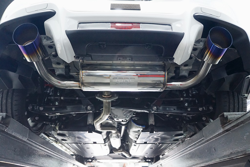 原廠並未有強化排氣喉供應，但Toyota的賽車合作伙伴SaRD已率先為GR86推出了2款尾喉，Light Tune級的Su-Z Type II喉管採用1mm超薄設計，配上原裝包圍兼容的115mm雙出鈦金屬喉嘴，重量由原裝10.3kg降至7.2kg，排氣音則合理地由77db增至87db，外形、性能及音效都取得平衡。