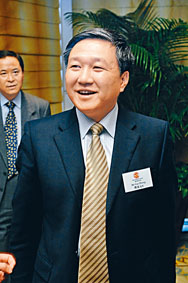 ■昨日收市後，集團稱收到曹忠的信息，「堅決反對停任執董及要求賠償的公告，認為所有指控均屬誣陷及編造」。